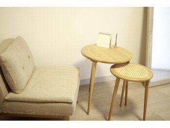 ハリファ鍼灸院 横浜関内院(HariFa鍼灸院)/座り心地の良いソファです