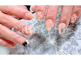 甘辛ドットと黒リボンのネイル