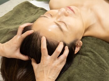 トリートメントルーム フェリーチェ(Felice)の写真/【40代からの本格小顔ケア】背中・頭皮から引き上げる独自術！蓄積した歪みを整え、土台から上向き肌へ☆