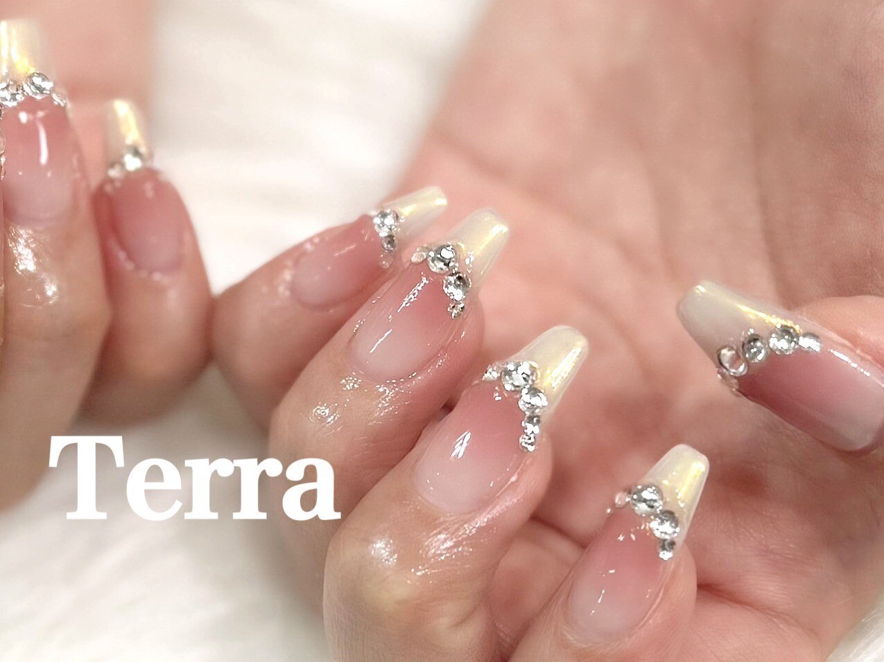 2026年冬トレンド】イエロー フレンチ ハンドのネイルデザイン集｜人気