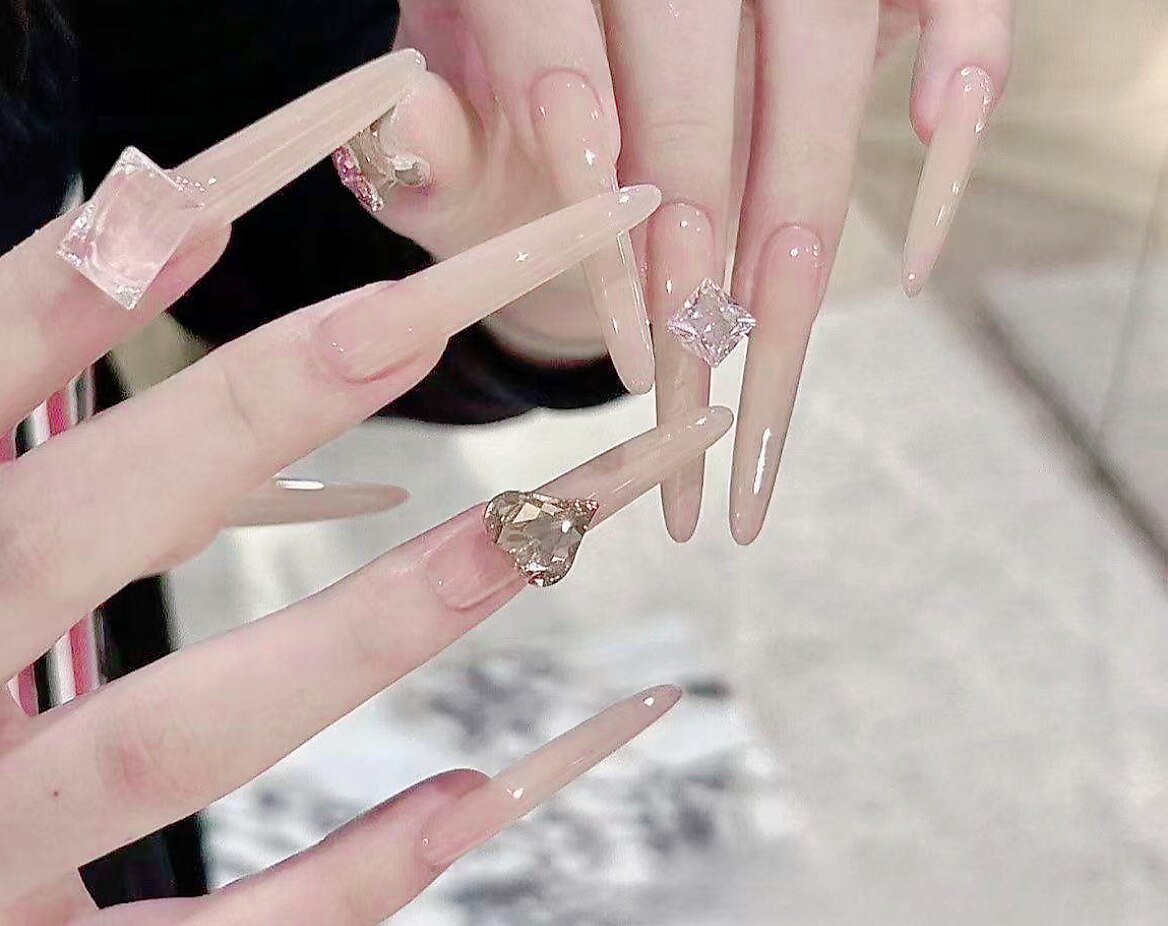 2025年秋トレンド】ワンカラー スーパーロングのネイルデザイン