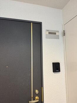 レシカ/8）ビル内のエレベーターで7階へ
