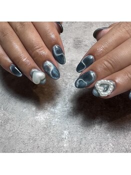 角度で模様が変わるネイル