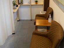 枚方駅前こにし整骨院の雰囲気（待合室は落ち着いた雰囲気です。）