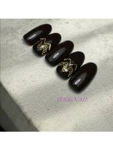 ユウネイル(YOU由NAIL)/深みブラウンゴールドスタッズ風