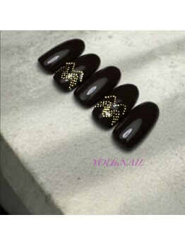 ユウネイル(YOU由NAIL)/深みブラウンゴールドスタッズ風