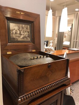 キャロリーヌ新宿店/本物志向の内装