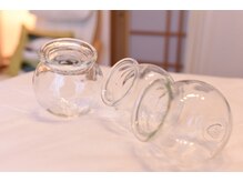 背中のコリにはカッピング/スライドカッピングも行います