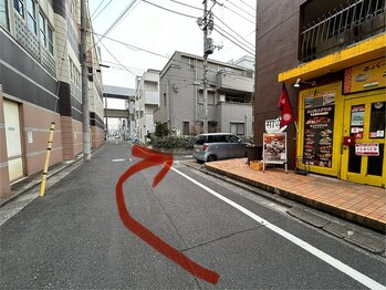 ストレッチのお店/カレー屋さんの横の道に入ります