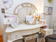アンジェ ド フェリーク(Ange De Feerique)の雰囲気（メイクルーム：施術後はお茶をお飲み頂きながらお仕度頂けます。）