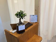 枚方駅前こにし整骨院の雰囲気（受付です。JAZZが流れています。）