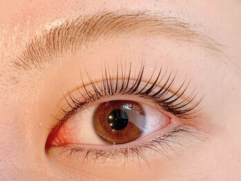 ダズル(DAZZLE)の写真/まつ毛パーマでビューラーいらず!汗や湿気にも負けず、自然な上向きカールが続きます。