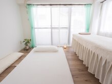 ネムトハ(NEMUTOHA)の雰囲気(やわらかい日差しの入る明るい施術部屋です。)