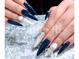 深藍と白銀が魅せるロングネイル
