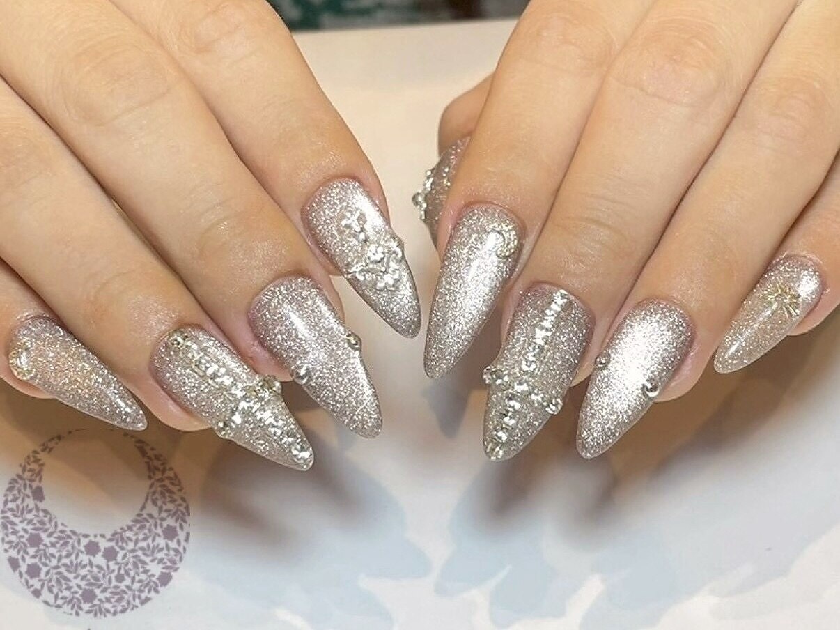 2026年秋トレンド】シルバー ストーンのネイルデザイン集｜人気順｜96