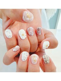 ホワイト　ニュアンスネイル