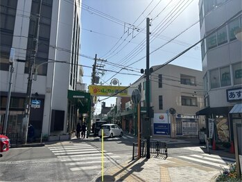 爽快館 ファミリー/左の歩道をまっすぐ進み