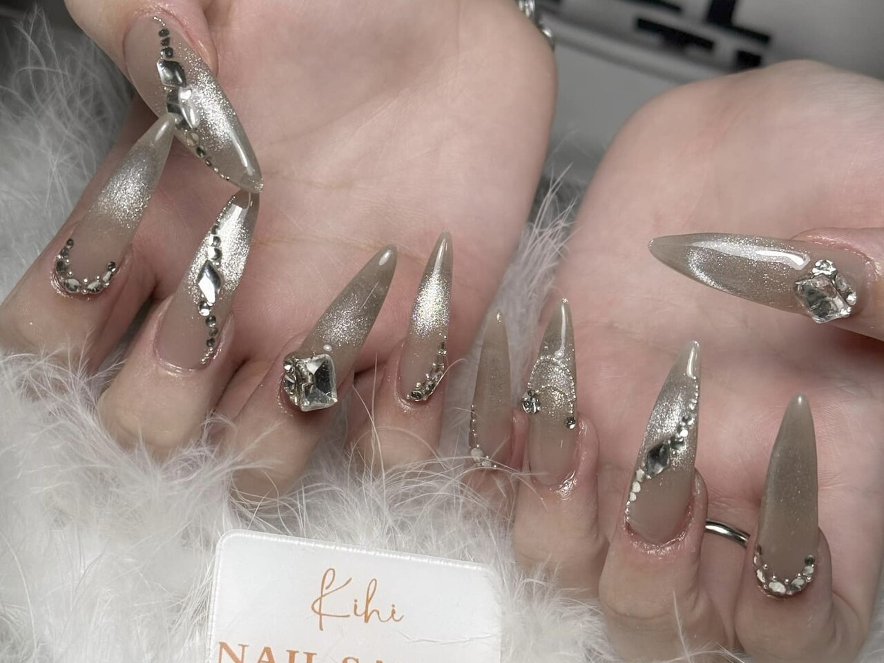 2025年-2026年冬トレンド】ワンカラー ハンド スーパーロングのネイル