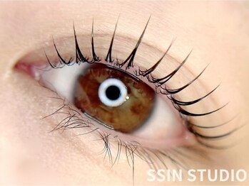 シーンスタジオ 上野店(SSIN STUDIO)の写真/種類豊富なロッドから選べるまつ毛パーマ+眉毛ワックスのSETメニューで一気に美しく魅力的な印象へチェンジ