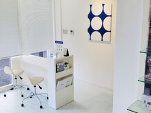 白を基調とした落ち着いた雰囲気の店内です