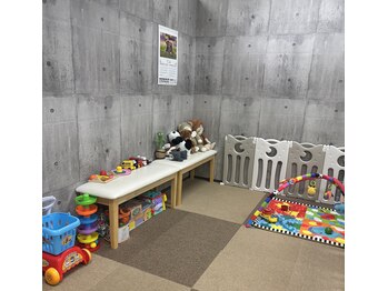 ビーアイ(BEEYE)の写真/お子様同伴OK！キッズスペース完備◎おもちゃ・絵本で退屈しない♪