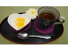 施術後に、お茶とデザートのサービスがあります♪