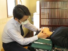 アセルカイロプラクティックの雰囲気（首への技術力が全身の不調解消の鍵！？丁寧に背骨を調整）