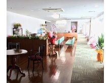 琉球温熱療法院 うるま市本院/受付カウンターと待合室