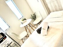 カリン(KARIN)の雰囲気（白を基調としゆったりとした店内）