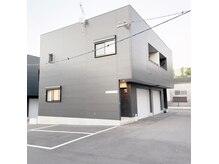 プティ アンジュの雰囲気（建物横2台無料駐車場♪どちらでも駐車可能♪玄関ドア横で便利♪）