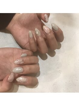 アンバー(Amber)/ホワイトグレージュネイル☆