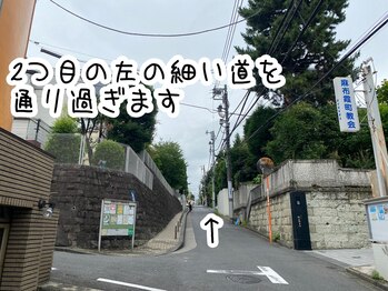 あくび 西麻布(aqu美)/掲示板あります。右には教会。