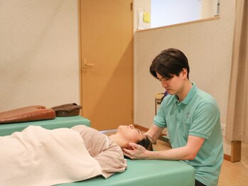 ひなはり灸整骨院の写真/【はり灸×指圧で徹底改善】平日夜20時まで受付中なのでお仕事帰りにもお気軽に立ち寄れる！土日祝も営業♪