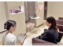 【エントランス】白を基調とした落ち着いた店内でリラックス★