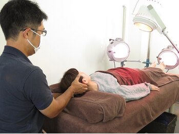 マッチ鍼灸整骨院/頭蓋の施術（温熱光線）