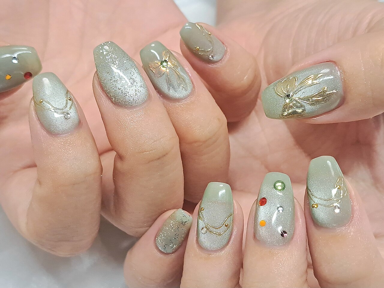 2025年-2026年冬トレンド】グリーン リボン ハンドのネイルデザイン集