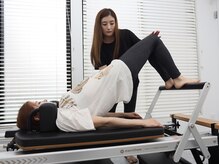 ロリピラティス(loli pilates)の雰囲気（リフォーマー&キャデラックエクササイズが可能なマシン）