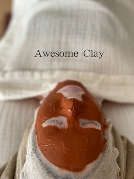 オーサムクレイ(Awesome Clay)の写真/《毛穴のお悩みにもクレイがピッタリ》毛穴の汚れや皮脂、肌表面の古い角質をミネラル豊富なクレイで吸着◎