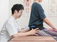 もみの木 蛍池整体院の雰囲気（特殊なパッドを使って骨盤から調整していきます）