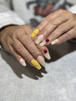 コウメ(KOUME)/お花×てんとう虫ネイル