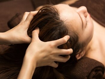 ザ スパ 表参道店(THE SPA)の写真/眠り誘う極上ヘッドスパ、心地よい指圧で思わずうっとり。完全個室で貴方だけの時間をご堪能ください。