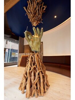 トリガー鍼灸 整骨院 五反田院/待合室のオブジェが目を惹きます