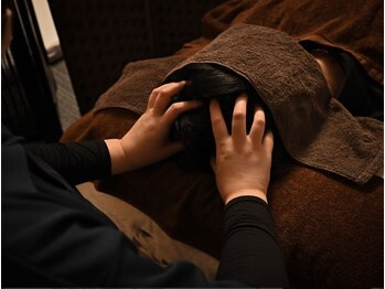 シャルム(CHARME)の写真/眼精疲労や頭痛でお悩みの方に◎思わず寝てしまう程心地いいオールハンドのヘッドスパで極上の癒し時間を♪