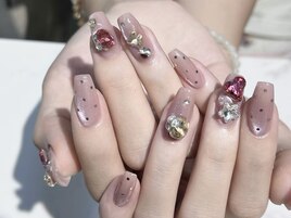 ドットと宝石のキラキラネイル