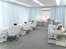 セラルア ル サロン(Celallure Le Salon)の雰囲気（明るく広々としたスペースで、ゆったりとお過ごしいただけます）