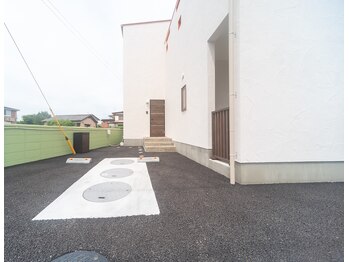 フルール/駐車場 店舗入り口