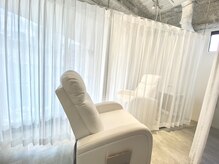 フィゼル 福島駅前店(fizelle)の雰囲気（店内は席ごとにカーテンで仕切られた、落ち着いた空間）