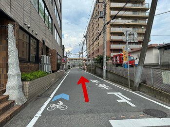 ビューティサロン ファイン(Fine)/左側にビルの裏の駐車場