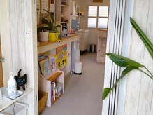 きみの雰囲気（白と木目調の温かな空間で、あなたをお待ちしております。）