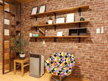 サロン モモコ(momoco)/待合スペース